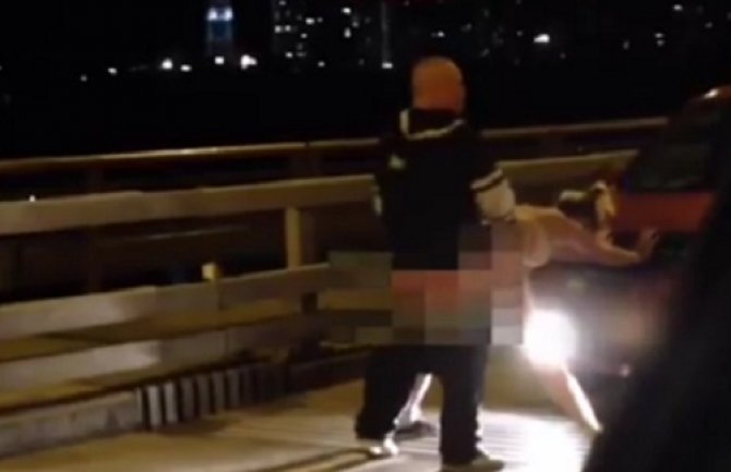 Rusija: Seks nasred mosta, vozači ih bodrili! (VIDEO 18+)