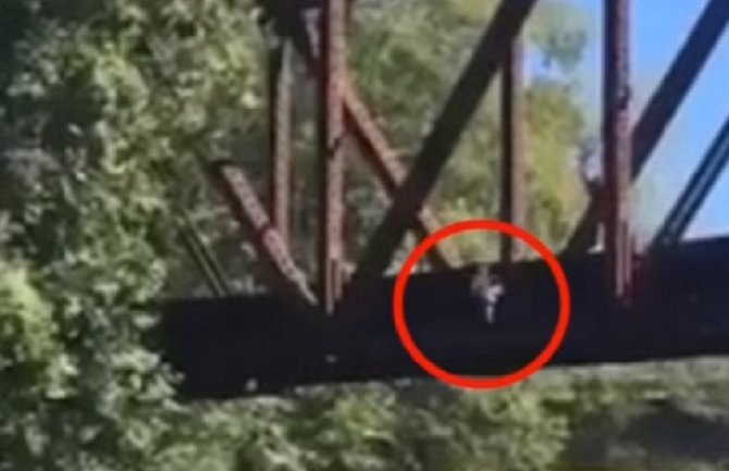 Majka prisustvovala događaju: Muškarac bacio s mosta u rijeku četvorogodišnjeg dječaka (Video)