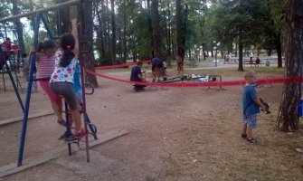 Mladići popravljaju dječije igralište: Nije važno ko smo, ovo radimo zbog djece