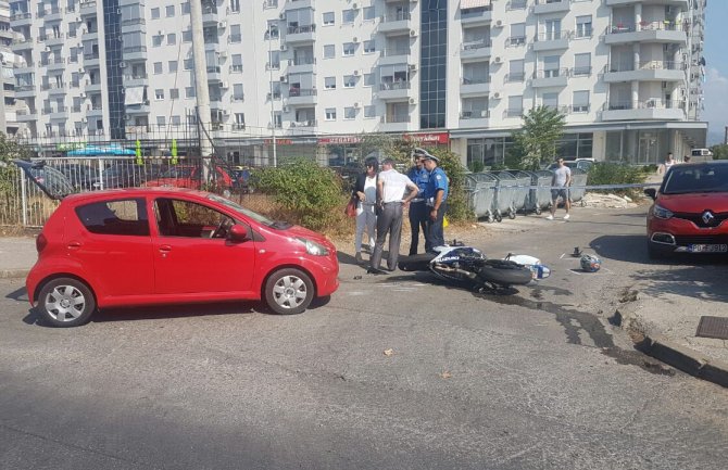 Sudar automobila i motora u Podgorici, jedna osoba povrijeđena