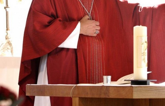 Biskup javno priznao da je homoseksualac i da je u vezi