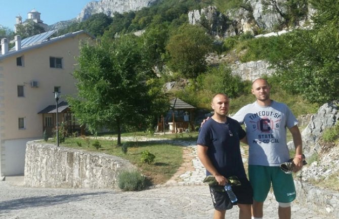 Želja se ostvarila nakon 8 dana: Dva druga prepješačila 320km do manastira Ostrog