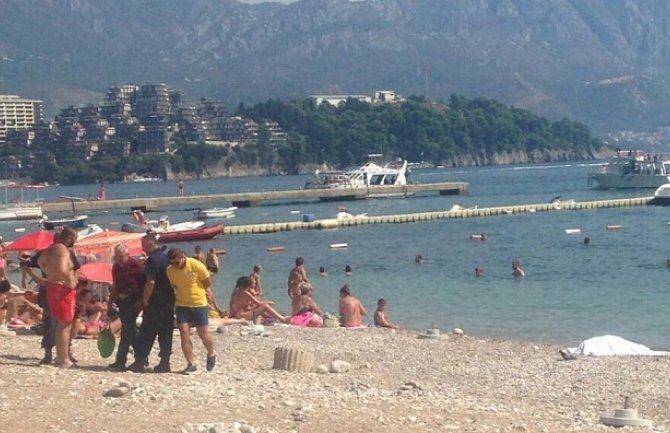 Ruska državljanka preminula od srčanog udara na Slovenskoj plaži u Budvi