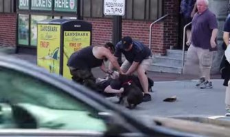 Uznemirujući video: Pitbul napao psa i vlasnicu  (VIDEO)