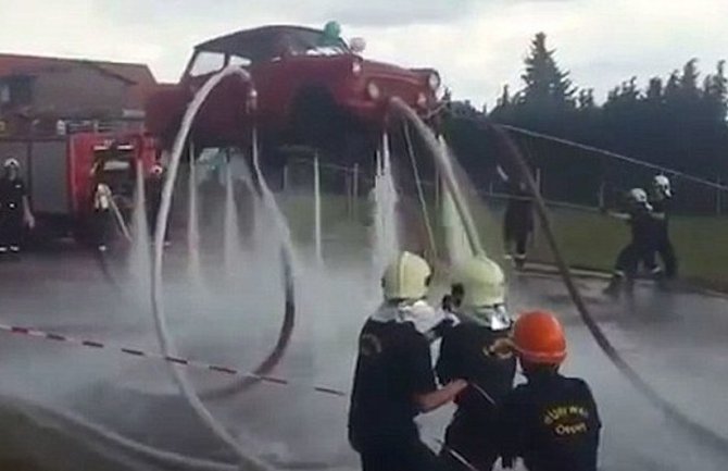 Kako se njemački vatrogasci zabavljaju na pauzi (VIDEO)