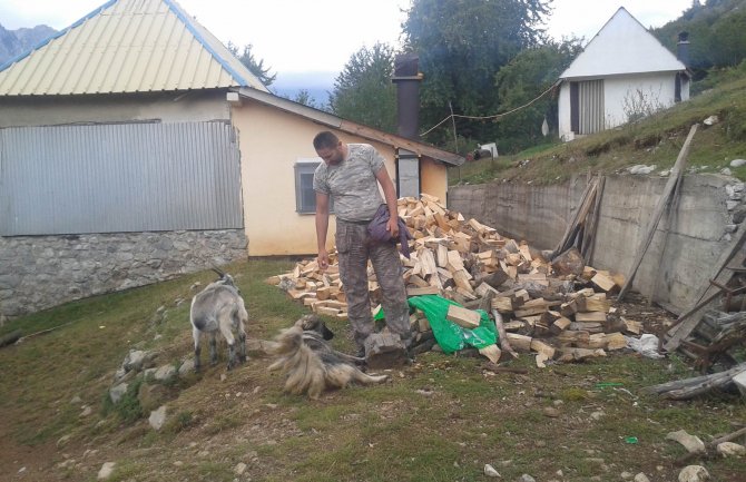 Rakočević: Neko baca otrov pored moje kuće