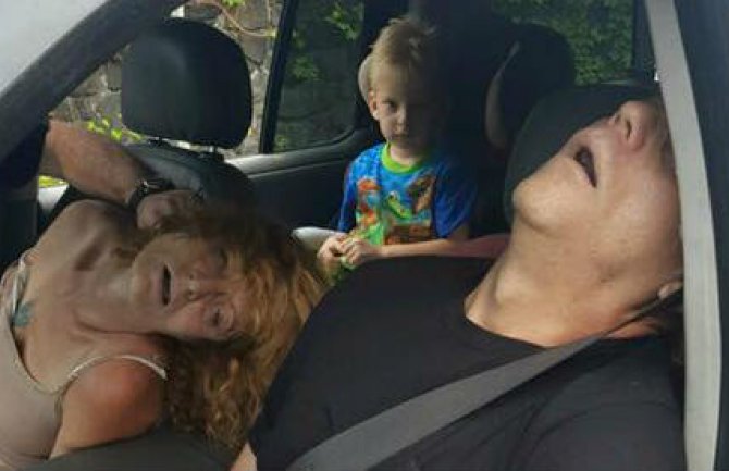 Roditelji se predozirali sa djetetom na zadnjem sjedištu (FOTO)