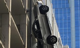  Automobil se prevrnuo preko ograde i visio sa zgrade(VIDEO)