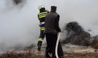 Udar groma prouzrokovao požar kod Hilandara: Angažovana i dva helikoptera u gašenju