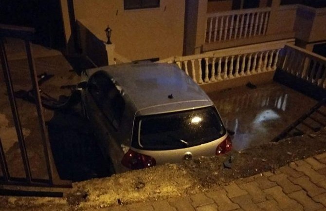 Budva: Auto sletjelo s puta i završilo u dvorištu kuće (FOTO)