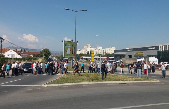 Kapovci blokirali kružni tok na Zabjelu, policija ih sklonila na trotoar
