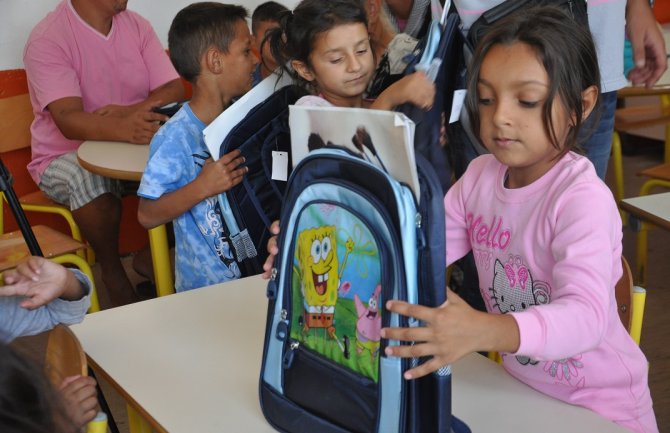 Podjela školskog pribora i higijene za romske i egipćanske učenike