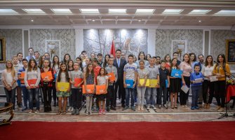 Pajović dodijelio sertifikate osnovcima, polaznicima Demokratskih radionica