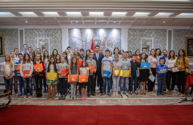 Pajović dodijelio sertifikate osnovcima, polaznicima Demokratskih radionica