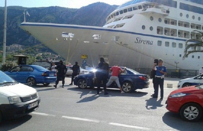 Devet Kotorana ostaje u pritvoru, raspisana potjernica za još sedam osoba