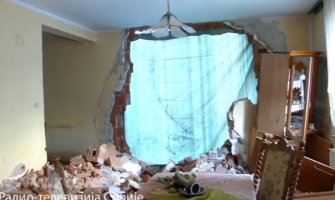 Školski autobus pun djece udario u autumobil pa u kuću, ima povrijeđenih