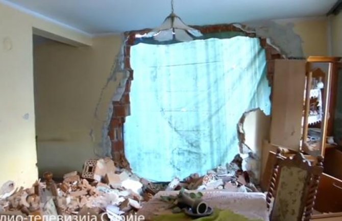 Školski autobus pun djece udario u autumobil pa u kuću, ima povrijeđenih