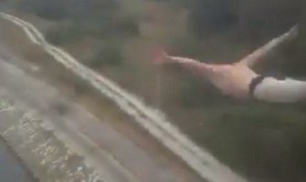 Nikšić: Mladić sa 13 metara skočio u 70 cm duboku Zetu (Video)