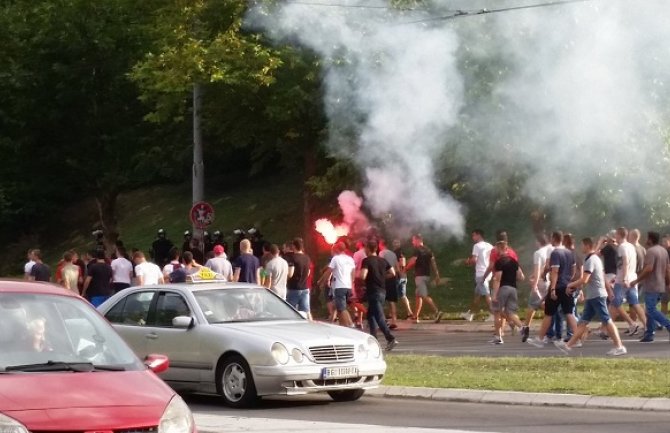 Više od 20 navijača privedeno pred derbi, ima i povrijeđenih (Video)