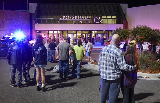 Osam osoba izbodeno nožem u tržnom centru, ubijen napadač