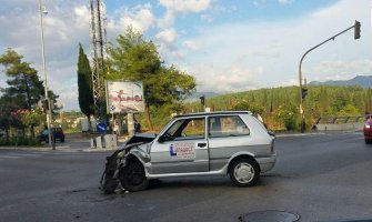 Podgorica: Udes kod Pravnog fakulteta, vozilo auto-škole demolirano