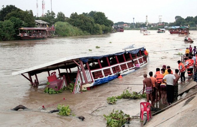 Tajland: Prevrnuo se turistički brod, 13 mrtvih