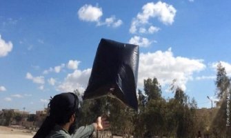 Zapadne borbene avione džihadisti žele da obore plastičnim vrećama (video)