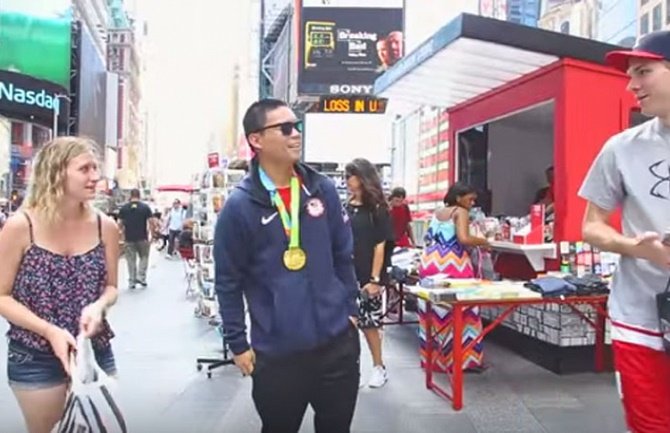 Sa lažnom medaljom oko vrata, prevario prolaznike (video)