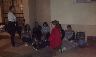 Majke iz Rožaja započele štrajk glađu ispred Vlade, zbog iscrpljenosti od puta primale infuziju