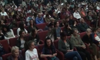 Boluje od ešerihije koli: Na koncertu za Ernu iz Pljevalja  prikupljeno preko 2.000 eura