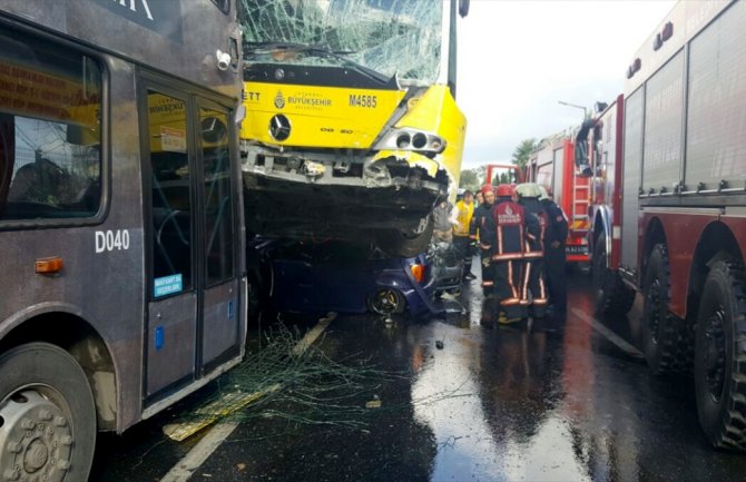 Putnik napao vozača autobusa kišobranom, deset povrijeđenih(FOTO)