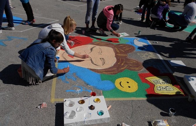 Berane: Održana likovna manifestacija “Djeca crtaju na asfaltu” (FOTO)