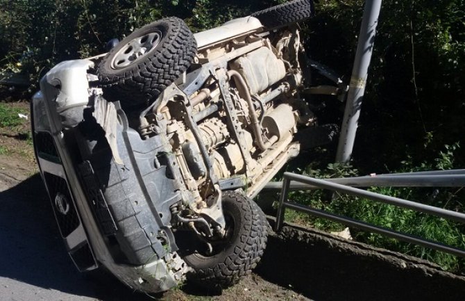 Bijelo Polje: Nissan završio na boku, vozač nepovrijeđen(FOTO)