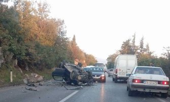 Udes na putu Podgorica-Budva: Auto smrskano završilo na krovu