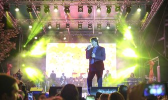 Zdravko Čolić otpjevao Đukanoviću “Produži dalje” u ime naroda