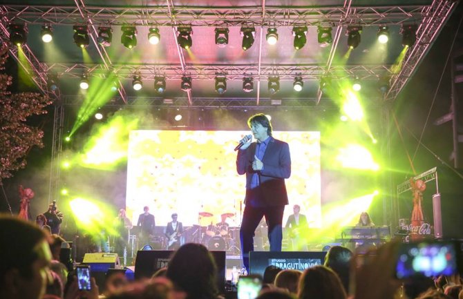 Zdravko Čolić otpjevao Đukanoviću “Produži dalje” u ime naroda