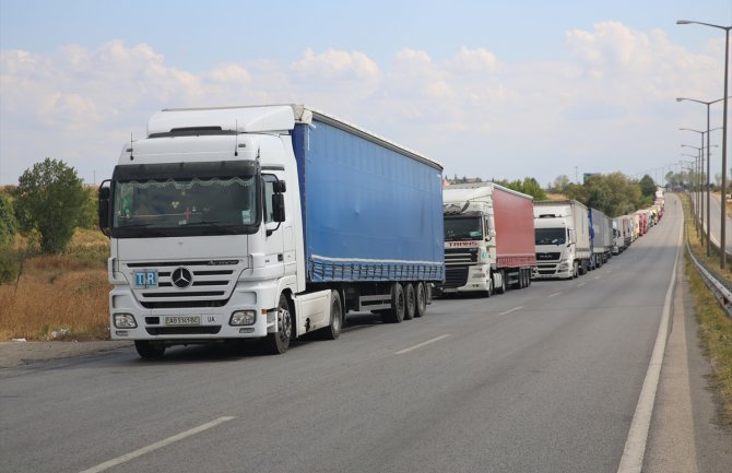 Na tursko-bugarskoj granici čeka 11 km duga kolona šlepera, naplaćuju im parking