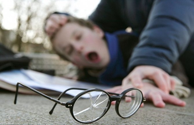 Šta da radi jadno dijete?