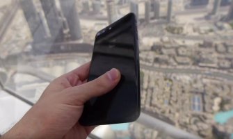 Ludost: IPhone7 bacio sa  najviše zgrade na svijetu (VIDEO)