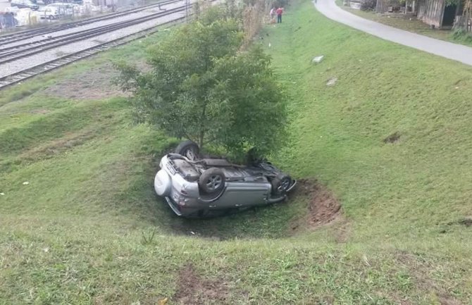 Neobična saobraćajna nezgoda u Bijelom Polju: Auto završilo na krovu, pored pruge (FOTO)