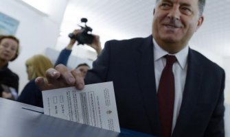 Dodik zapjevao nakon pobjede, u Srebrenici napeto (VIDEO)