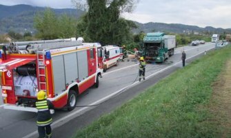 Loznica: Golf podletio pod kamion, poginule četiri osobe