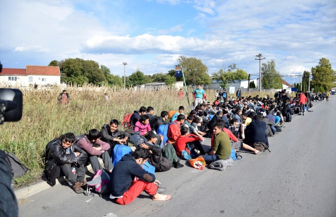 Više od stotinu migranata maršira iz Beograda prema Mađarskoj