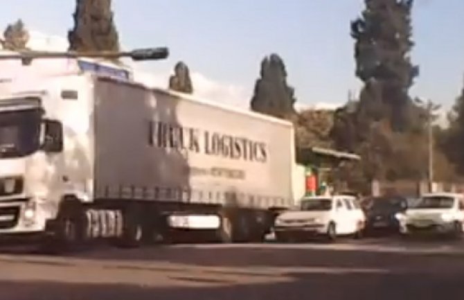 Podgorica: Kamionom prošao kroz crveno velikom brzinom i to iz pogrešne trake (VIDEO)