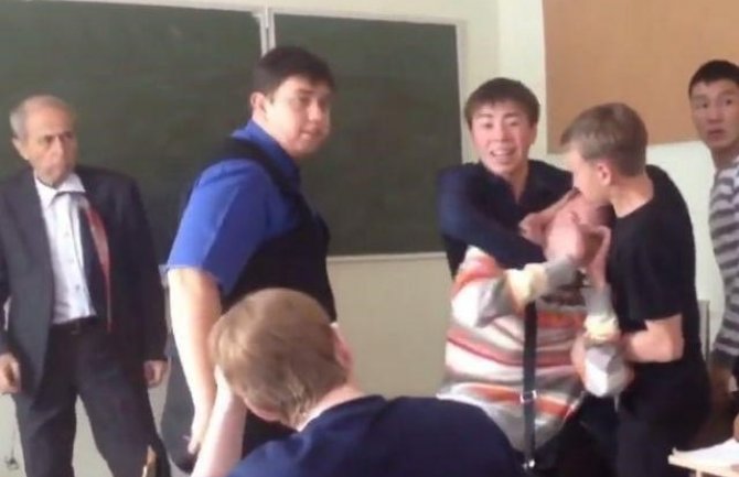 Udario profesora šakom u glavu, a ovakvu reakciju drugara nikako nije očekivao (Video)