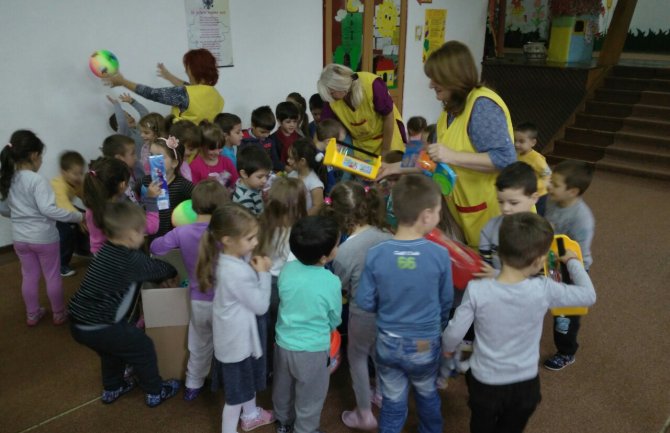 Opština Berane poklonila igračke vrtiću „Radmila Nedić“ (FOTO)