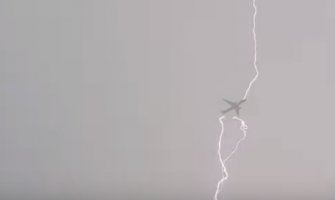Islanđanin snimio trenutak kada munja udara „erbas A330“ (VIDEO)