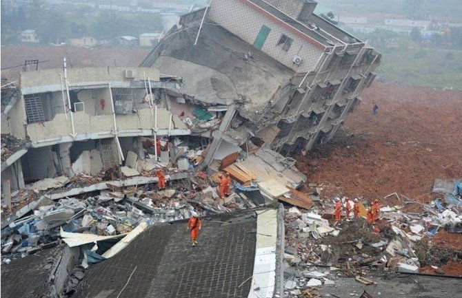 Urušile se četiri zgrade, poginulo 17 osoba