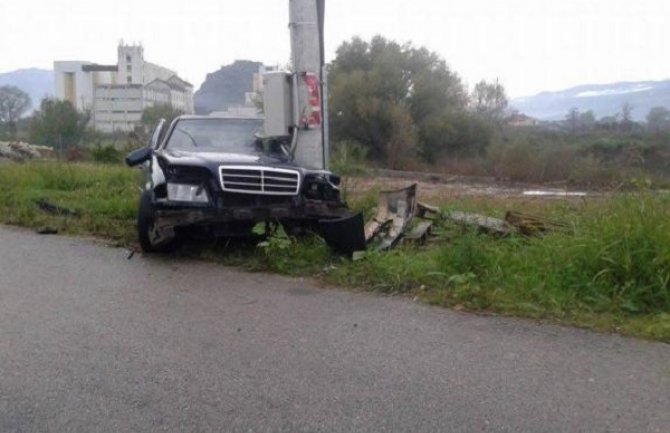 Spuž: Automobil se zakucao u stub rasvjete, jedna osoba povrijeđena 