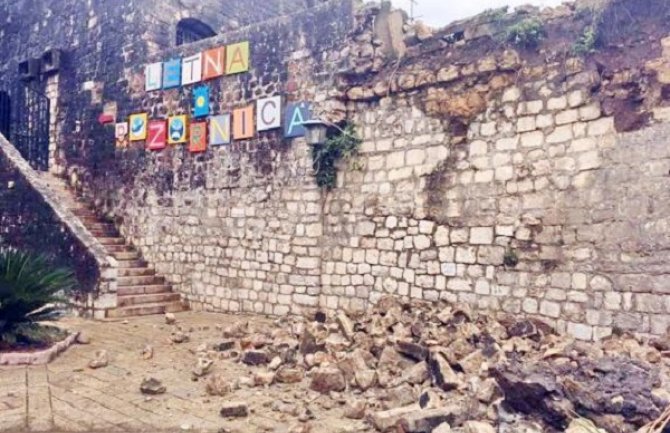 Obrušio se dio bedema na Parilu